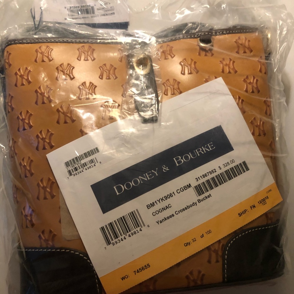 NY Yankees crossbody bucket Dooney & Bourke